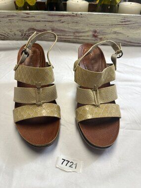 caressa 8-1/2 fame bone slingback sandals  tan reptile print leather upper disti